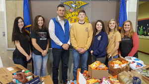 Riverton Parke FFA Holds Food Drive